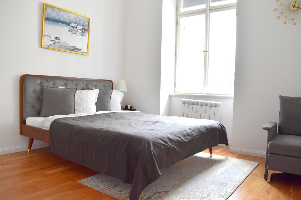 Lovely Apartment In Center Прага Экстерьер фото