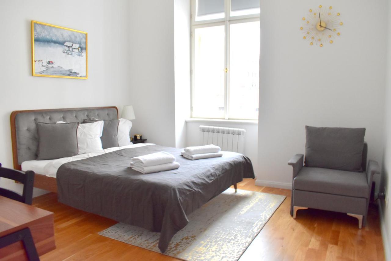 Lovely Apartment In Center Прага Экстерьер фото